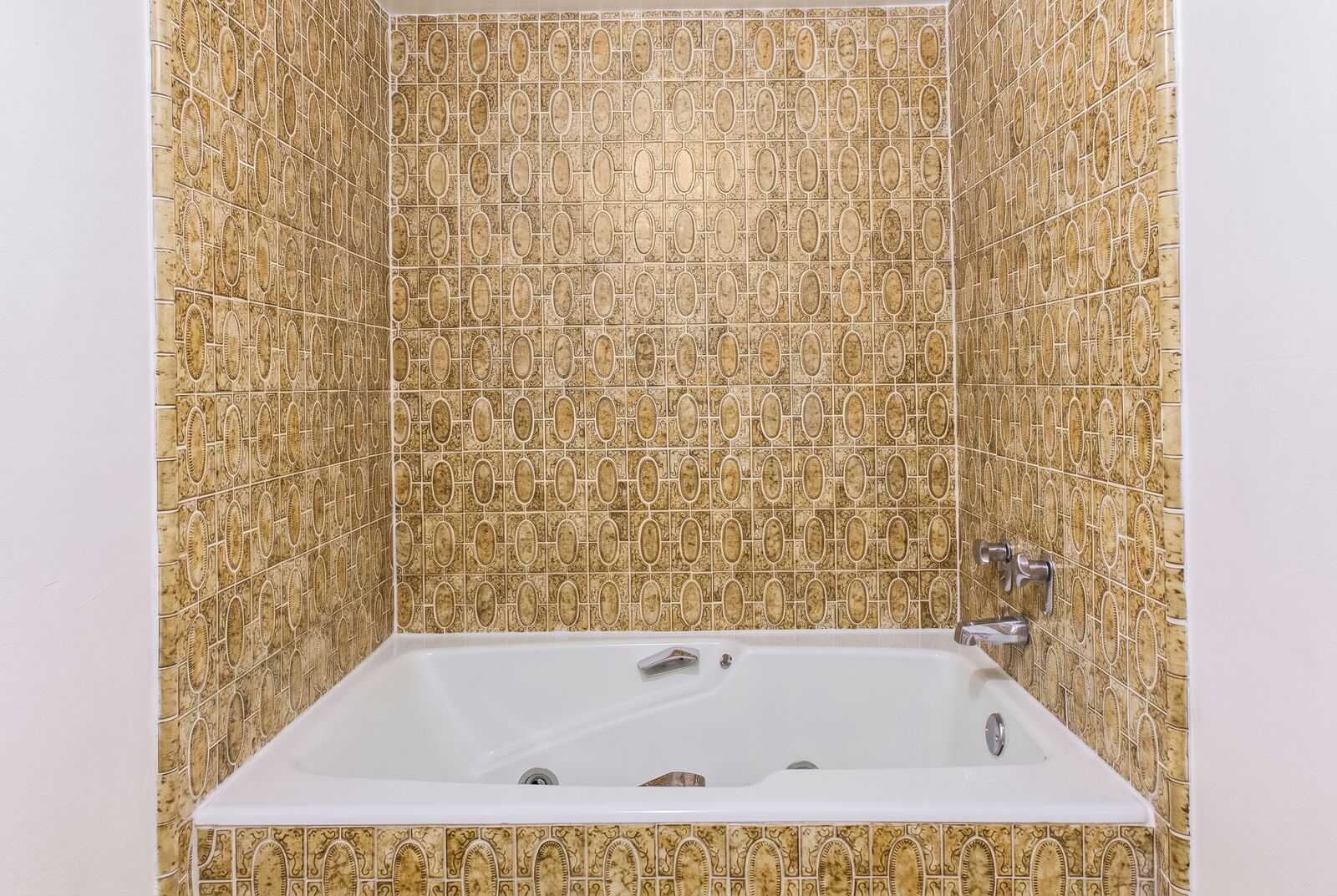 Tiled bathtub with jets